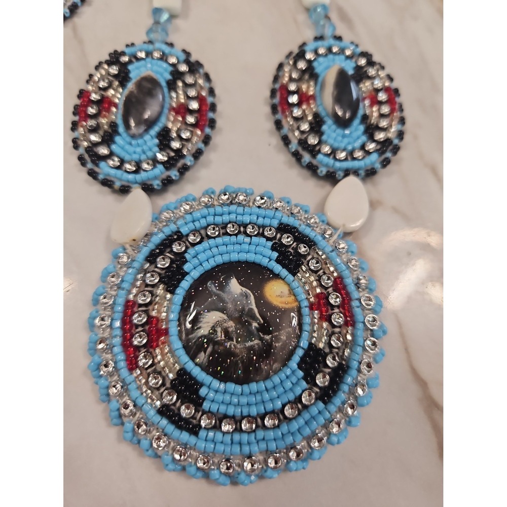 Vintage Hand Made American Beaded Seed Bead Medallion Necklace Howling Wolf